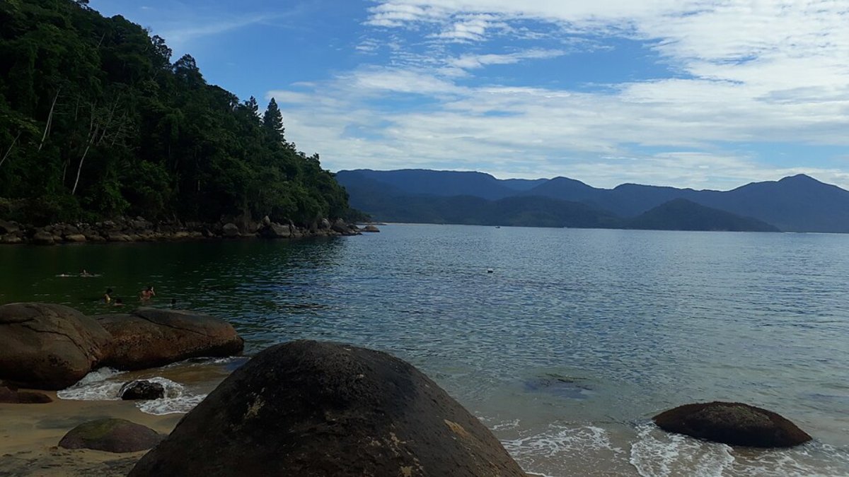 Se você gosta de mergulhar em águas tranquilas ou praticar esportes aquáticos, a Praia do Cedro é o destino ideal (Foto: Tatiane A. D. da Silva/Wikimedia Commons)