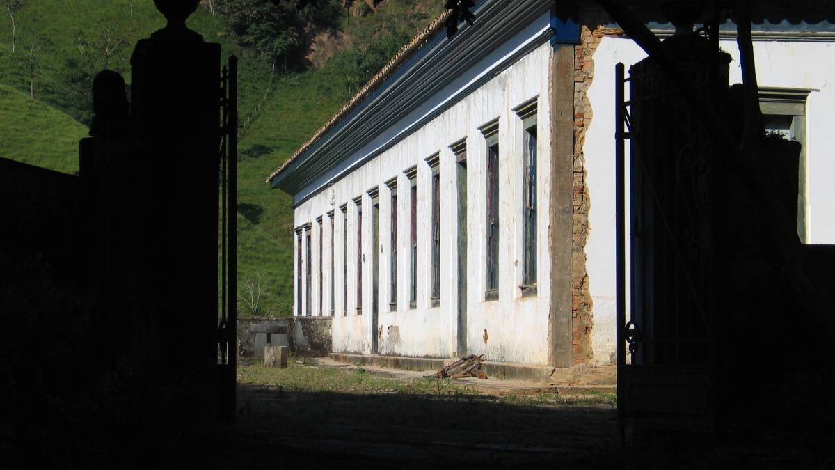 No leste paulista, aos pés da Serra da Mantiqueira, Queluz guarda uma história rica e um cenário que mistura montanhas e tradições. A cidade surgiu a partir de uma aldeia indígena e se desenvolveu com o ciclo do café. Hoje, mantém viva a herança tropeira, especialmente na culinária. O prato típico "Queluz na moranga" que leva abóbora, mandioca e carne seca é uma das delícias locais. Entre os atrativos naturais, está a Pedra da Mina, uma das montanhas mais altas do Brasil. E quem visita em junho pode participar da tradicional Festa de São João, uma das mais animadas do Vale do Paraíba.