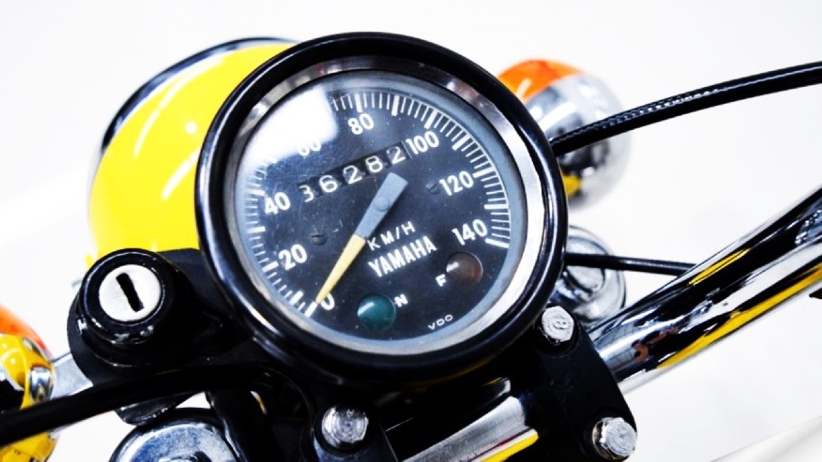 O painel da "Cinquentinha" era simples, com apenas um instrumento: tendo um velocímetro circular com escala de 140 km/h embora a moto não ultrapassasse os 80 km/h , luzes-espia e a ignição - Divulgação
