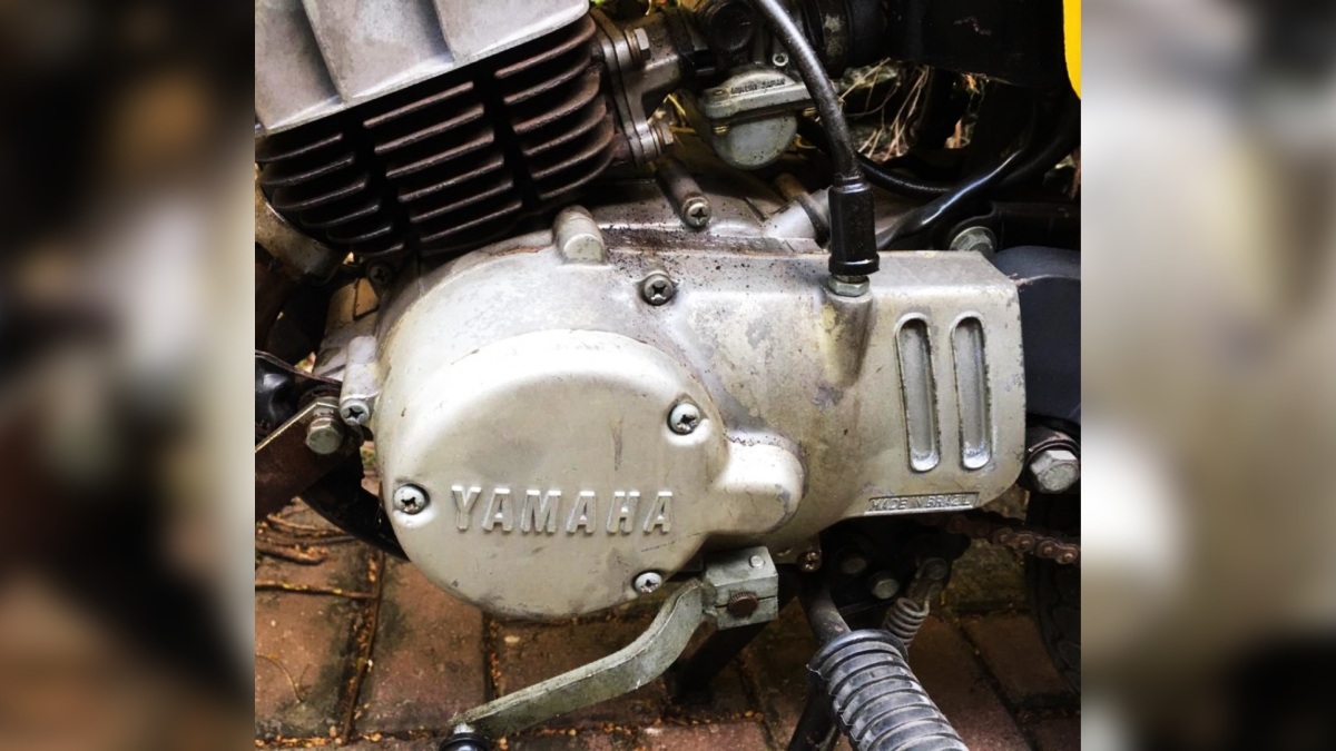 Conta-giros? Nem pensar! Com 49 cm³, o motor de dois tempos gerava 6,2 cavalos de potência a 9.500 rotações por minuto e 0,5 kgfm de torque a 8.500 giros, associado ao câmbio de 5 marchas sincronizadas e embreagem multidisco banhada a óleo - Divulgação.