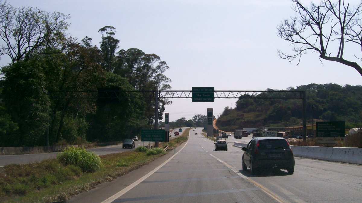 Localização: perto e relaxante Um dos maiores atrativos de Atibaia é a proximidade com São Paulo. A viagem é rápida, pelas principais rodovias do estado, e ideal tanto para um bate-volta quanto para um fim de semana prolongado. Mesmo tão perto da capital, a sensação é de estar longe da correria, em um verdadeiro oásis de natureza e tranquilidade. Foto: Wikimedia Commons