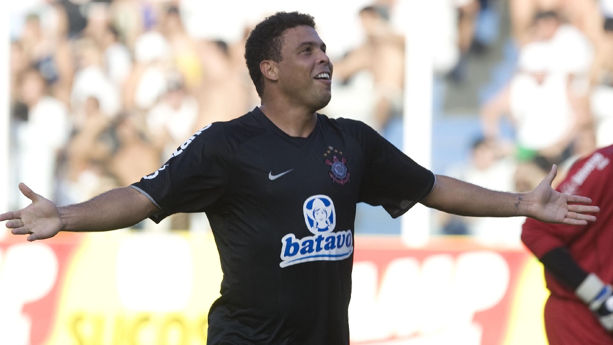 Chegando na época do Mundial aos 33 anos, Ronaldo foi a contratação bombástica do Corinthians para a temporada de 2009 e respondeu bem: foram 23 gols na temporada de 2009, sendo campeão do Paulistão e da Copa do Brasil - (Daniel Augusto Jr./Agência Corinthians)
