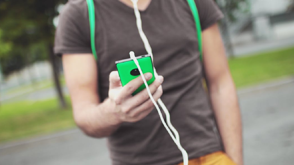 Na psicologia das cores, a escolha por uso de roupas castanho opaco ou outros tons de marrom, serve para passar uma ideia de cautela, autopreservação e estabilidade, ligadas a pessoas que se sentem mais vulneráveis - (Jéshoots/Pexels)