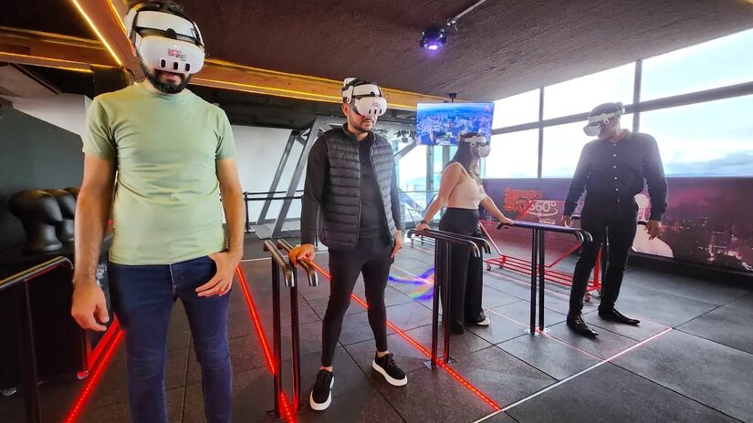 O famoso mirante possui o Sampa Sky 360º, atração que permite sobrevoar a cidade de São Paulo por meio de óculos tecnológicos de realidade mista. O deck virtual tem um filme de cerca de quatro minutos de duração que apresenta aos visitantes alguns dos pontos mais emblemáticos da cidade - (Divulgação)