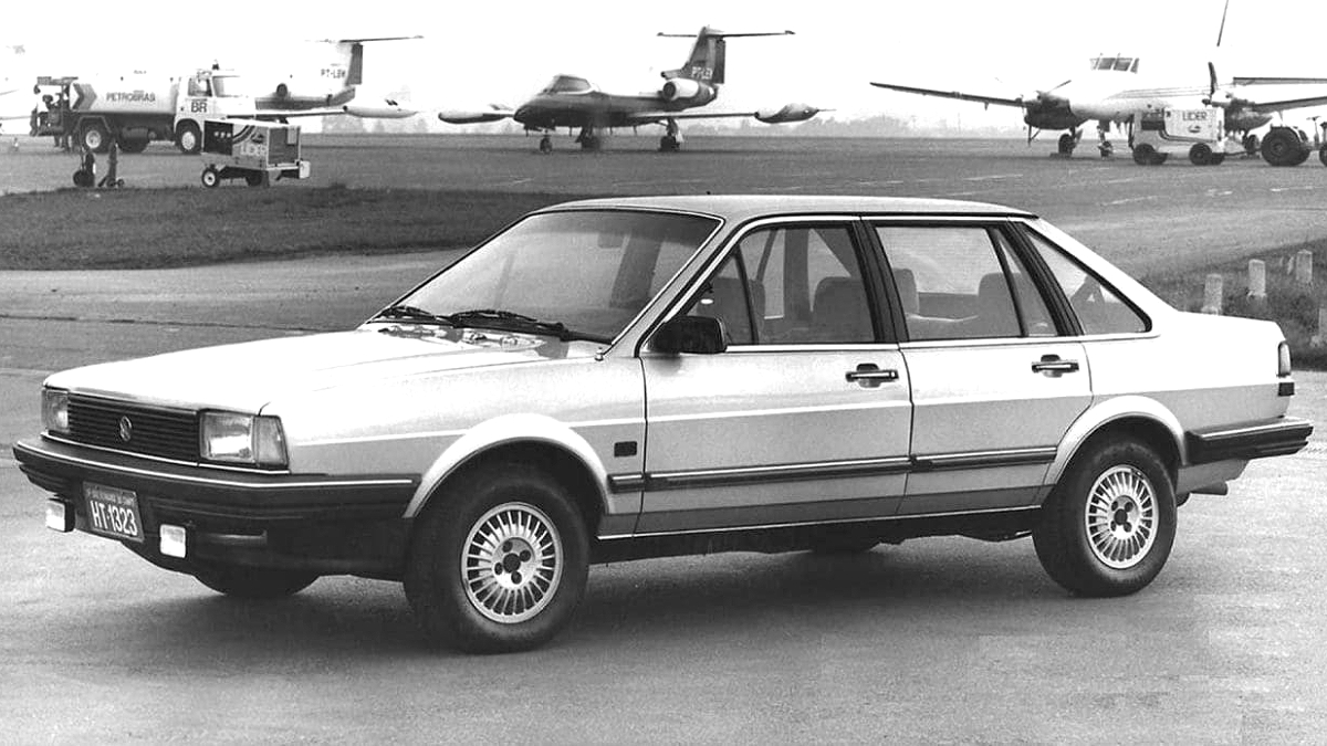 Volkswagen Santana marcou os anos 1980 no Brasil com seu design sóbrio e mecânica robusta, tornando-se símbolo de status da classe média | Divulgação/Volkswagen