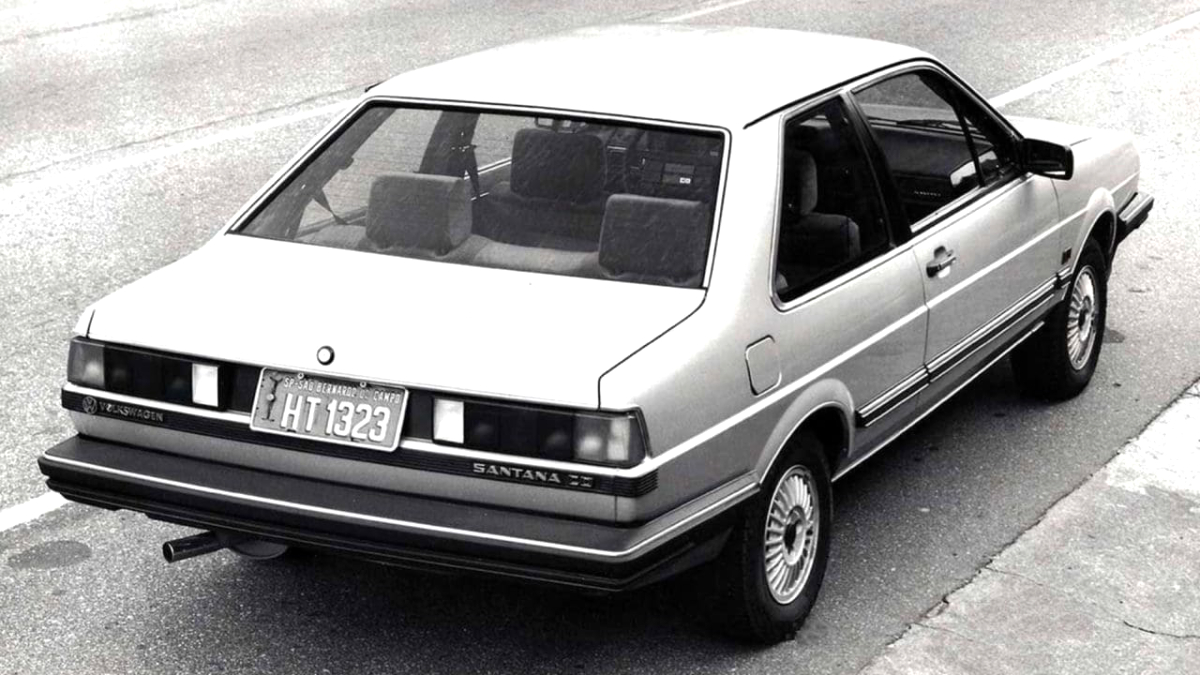 Lançado em 1984, o Santana foi um dos sedãs mais vendidos do país e ajudou a consolidar a Volkswagen no segmento de veículos de luxo acessível | Divulgação/Volkswagen
