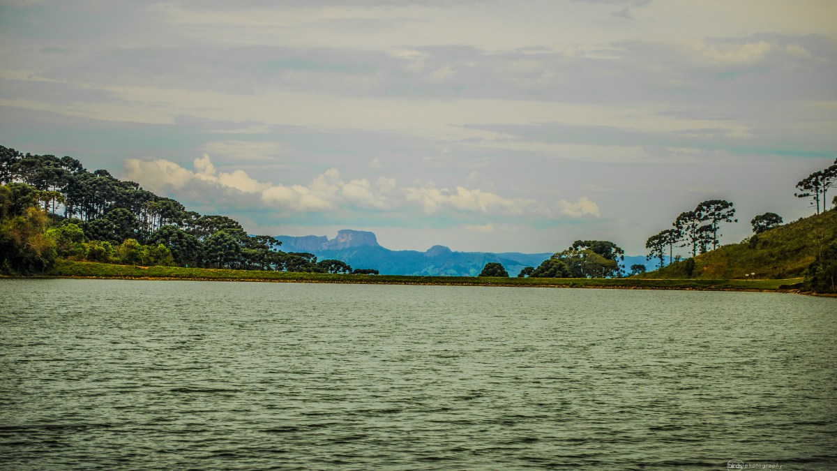 São Bento do Sapucaí é cercada pelas montanhas da Serra da Mantiqueira. O turista encontra "uma paisagem interiorana com ar bucólico e encantos naturais, tais quais cachoeiras, solo fértil e o clima", informa o jornal "O Povo". Foto: Wikimedia Commons