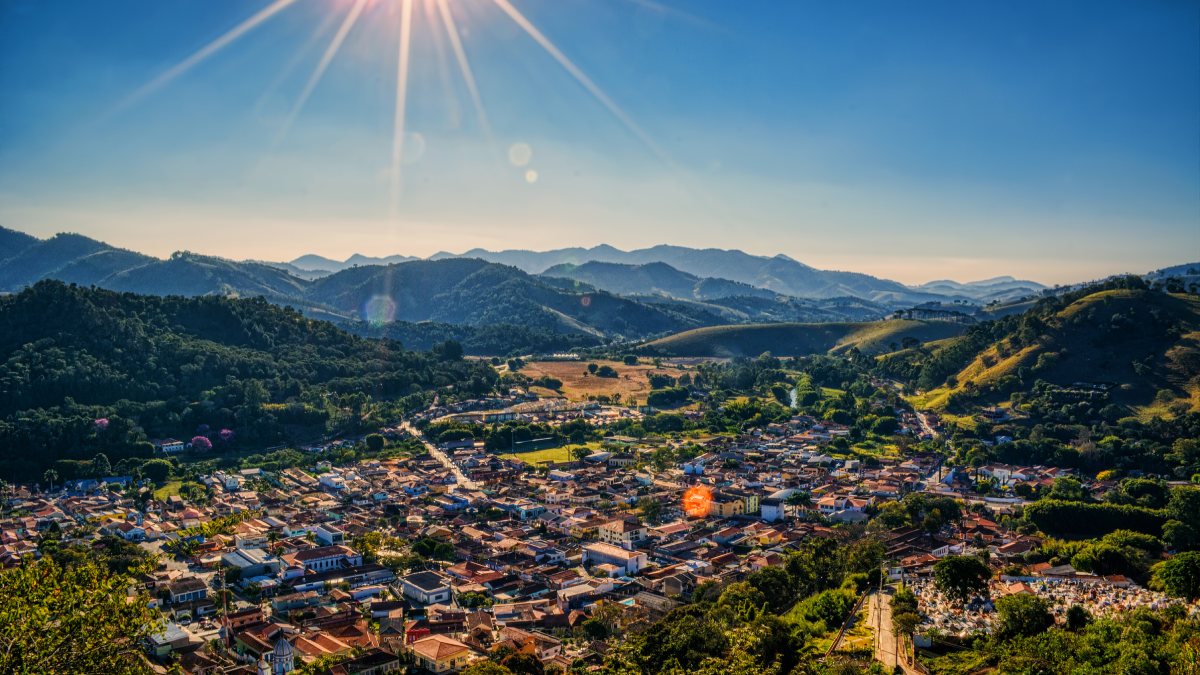 Já para aqueles turistas que curtem esportes radicais, há uma opção de voo livre na área que compõe o Monumento Natural Pedra do Baú, que conta com 3,1 mil hectares. Foto: Wikimedia Commons