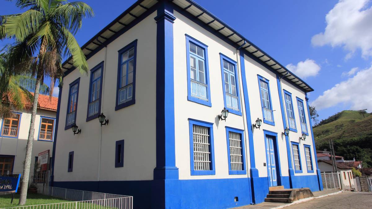 Aos pés da Serra da Bocaina, São José do Barreiro é um refúgio de tranquilidade e beleza natural. Carinhosamente chamada de "Barreiro", a cidade encanta pelo charme histórico e pelo clima pacato. Localizada entre São Paulo e Rio de Janeiro, é a principal porta de entrada para o Parque Nacional da Serra da Bocaina, atraindo tanto aventureiros quanto quem busca sossego entre montanhas e rios. Com origens ligadas ao ciclo do café e à trilha do ouro, o município preserva casarões e fazendas centenárias que contam sua antiga prosperidade. Entre as paradas imperdíveis está o Rancho Gastronomia e Cultura, onde a culinária tropeira é celebrada em meio a um cenário rústico e acolhedor.