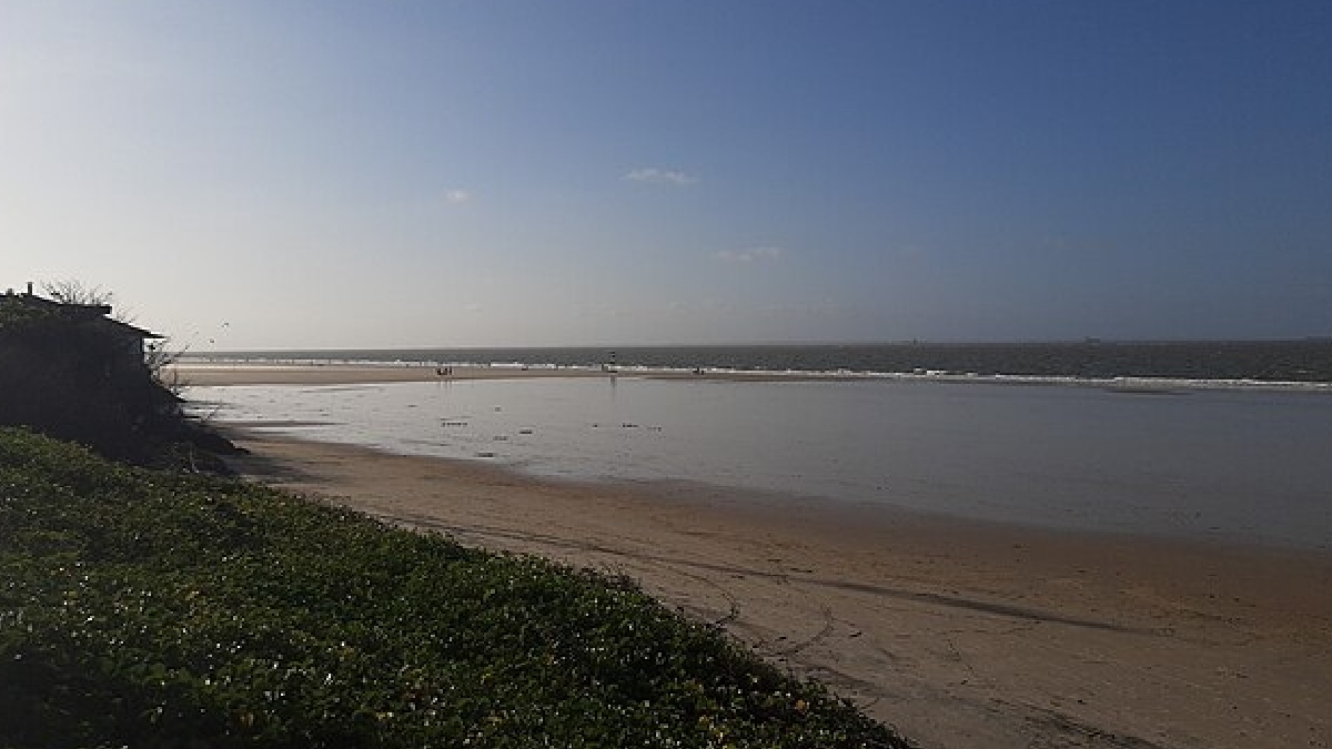 Entre as praias mais famosas, o destaque fica para a Praia de São Marcos, famosa por ser badalada e ter águas calmas. As famosas praias do Olho d'Água e a do Calhau também são muito buscadas - (Gerda Arendt/Wikimedia Commons)