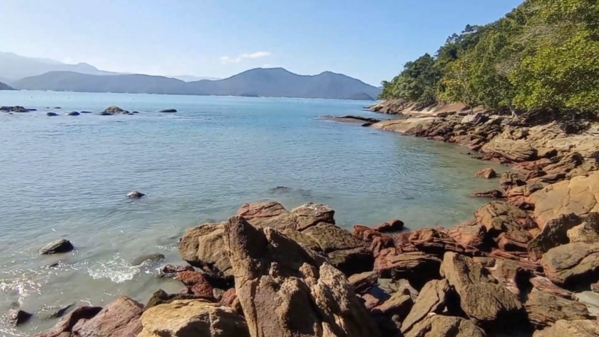 A piscina fica a 10 minutos de caminhada da Praia da Fortaleza, em Ubatuba