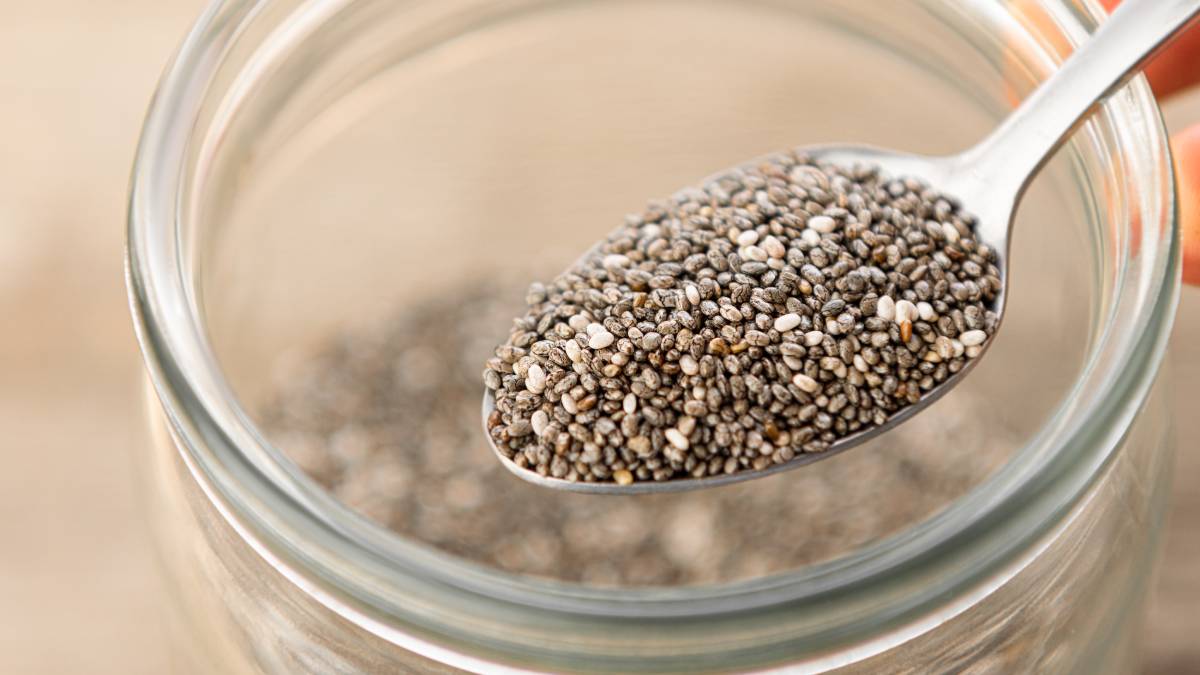 A chia absorve água e forma um gel que ajuda a prolongar a sensação de saciedade. Fotos: Freepik