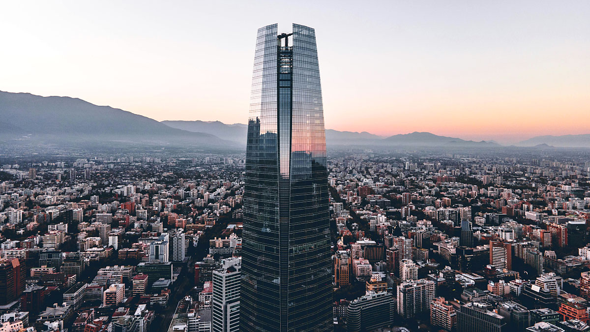 Outro ponto é o Plaza de Armas, Sky Costanera, que se trata do mirante mais alto da América do Sul, com cerca de 300 metros de altura - (Chalo Gallardo/Unsplash)