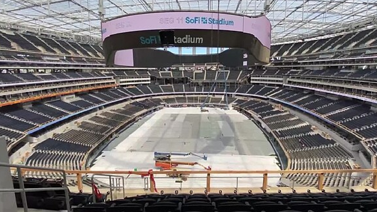 Inaugurado em 2020, o SoFi Stadium, em Inglewood, é o estádio mais caro do mundo e demonstra na prática a nova geração de arenas multiuso, servindo como palco para esportes, hub de entretenimento e uma vitrine para o avanço da tecnologia - (DevvvyDevvv/Wikimedia Commons)
