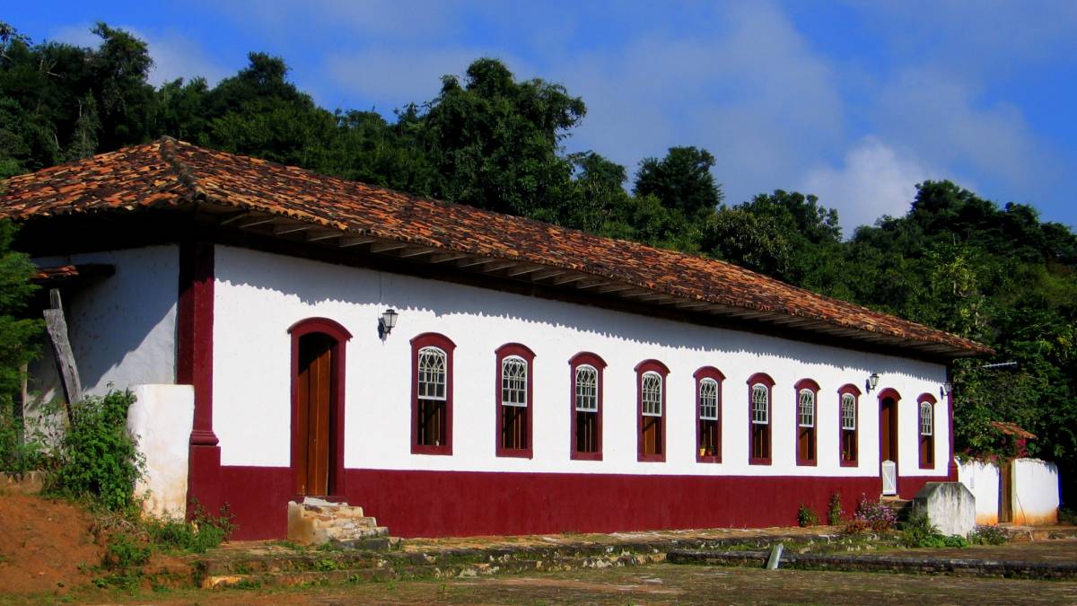 No coração do Vale do Paraíba, Taubaté é uma mistura equilibrada de tradição e modernidade. Além da localização privilegiada, a cidade é o berço de grandes nomes da cultura brasileira, como Monteiro Lobato, autor do clássico Sítio do Pica-Pau Amarelo. O sítio onde o escritor viveu hoje é um museu que transporta o visitante para o universo da literatura infantil. A cidade também abriga a Casa do Figureiro, espaço dedicado à arte popular e às tradições locais. Entre curiosidades e memórias, Taubaté ficou famosa pelo episódio da "grávida de Taubaté", que virou meme nacional. Para um passeio tranquilo, o Orto Municipal é o local ideal e, para quem viaja de carro, a gasolina é uma das mais baratas da região.