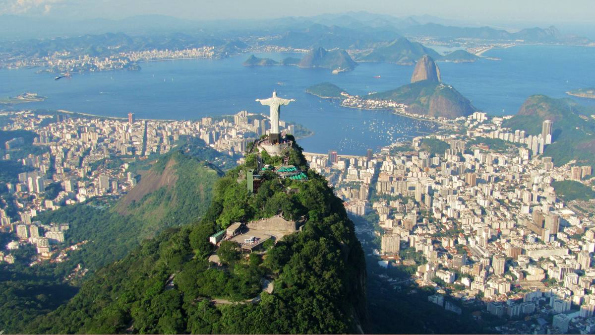 No Rio de Janeiro, o cenário não é exatamente confortável. Embora não lidere o ranking, a cidade segue entre as piores do país em congestionamento, com média de 18 minutos e 50 segundos para percorrer 10 km.