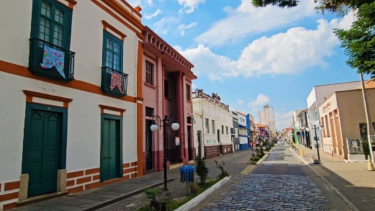 Turismo rural e sustentável: experiências no campo Fazendas e propriedades abertas à visitação permitem conhecer de perto o trabalho no campo. Os visitantes podem participar de atividades agrícolas, provar produtos artesanais e levar para casa queijos, doces e vinhos locais. O turismo sustentável é valorizado e ajuda a preservar tradições e modos de vida da região. Foto: YouTube