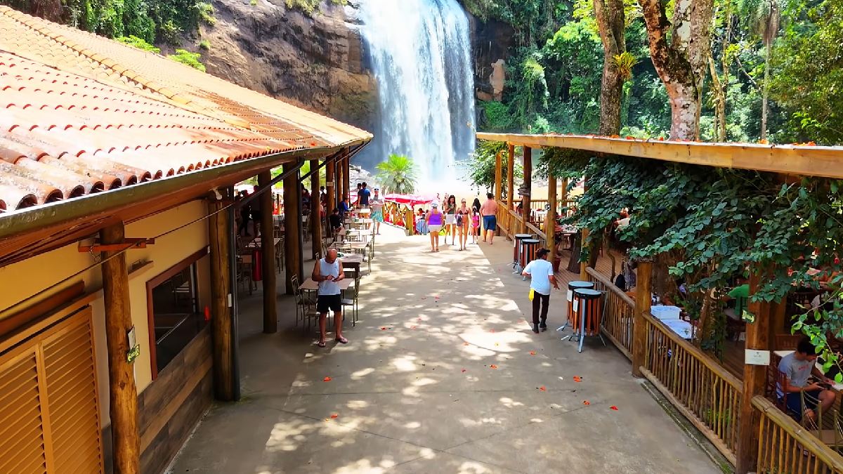 Turistas de todo o estado vão visitar a cachoeira mais alta de todo o Vale do Paraíba | Reprodução YouTube | Fabiano Drone