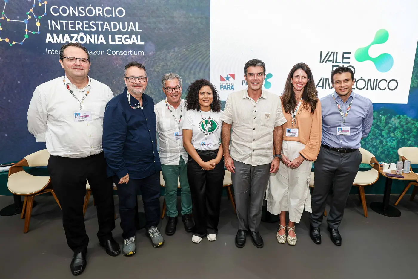 Participantes acompanham o anúncio do Vale Bioamazônico no pavilhão do Consórcio Amazônia Legal, durante a programação oficial da COP30