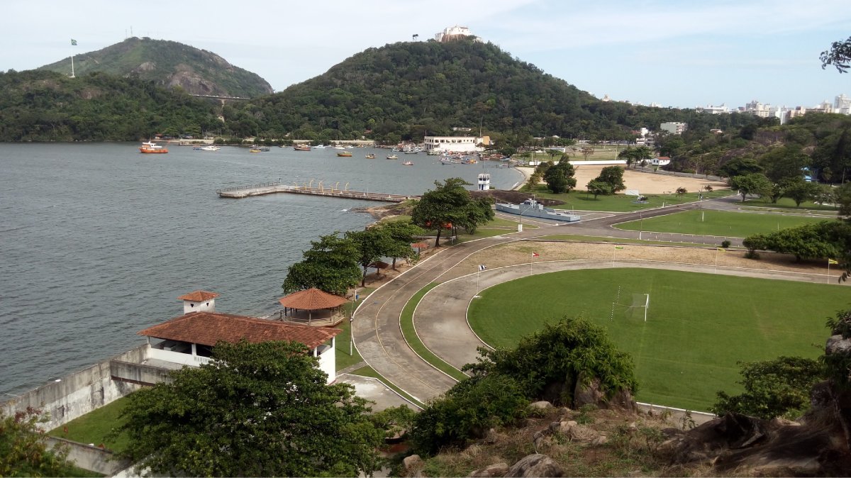 Na Serra da Mantiqueira, a Vila de São Francisco Xavier, pertencente a São José dos Campos, oferece um refúgio serrano perfeito para descanso. Cercada por vales, rios e montanhas, é procurada por quem deseja tranquilidade, clima ameno e atividades ao ar livre. Trilhas, mountain bike, voo livre e gastronomia típica fazem parte da experiência, que se completa com pousadas acolhedoras e ruas tranquilas. Foto: Wikimedia Commons