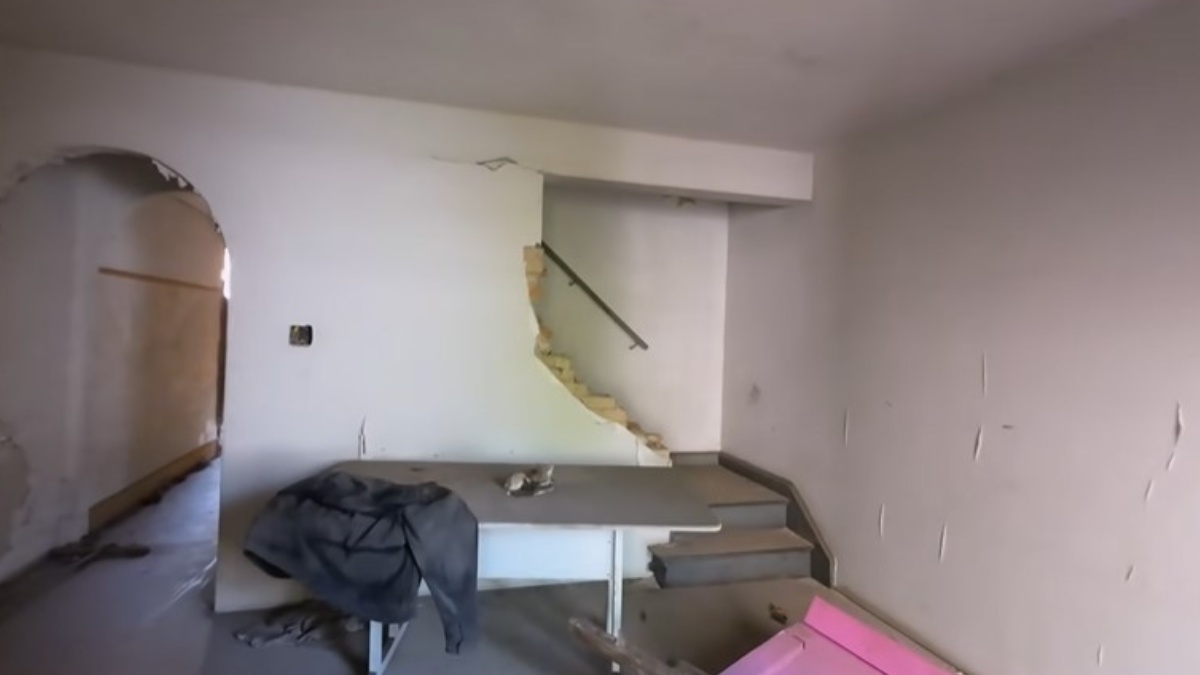 Hoje, o cenário é outro. A área está vazia e cercada por tapumes, um contraste evidente com o entorno movimentado da Vila Mariana, onde prédios altos e novos empreendimentos disputam espaço com o que ainda resta de construções históricas. Fotos: Reprodução YT/ Marcel Jurado - FPV BACANA