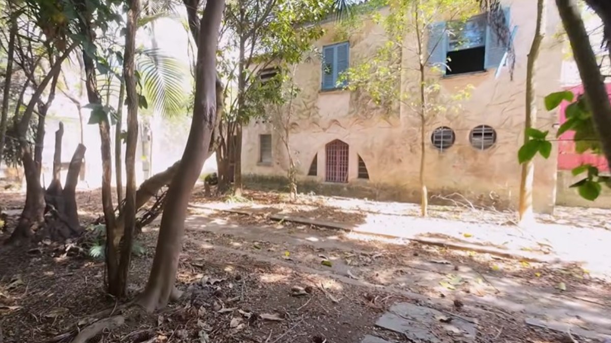 Construída entre as décadas de 1920 e 1930, a vilinha é uma das poucas vilas residenciais remanescentes na cidade de São Paulo.