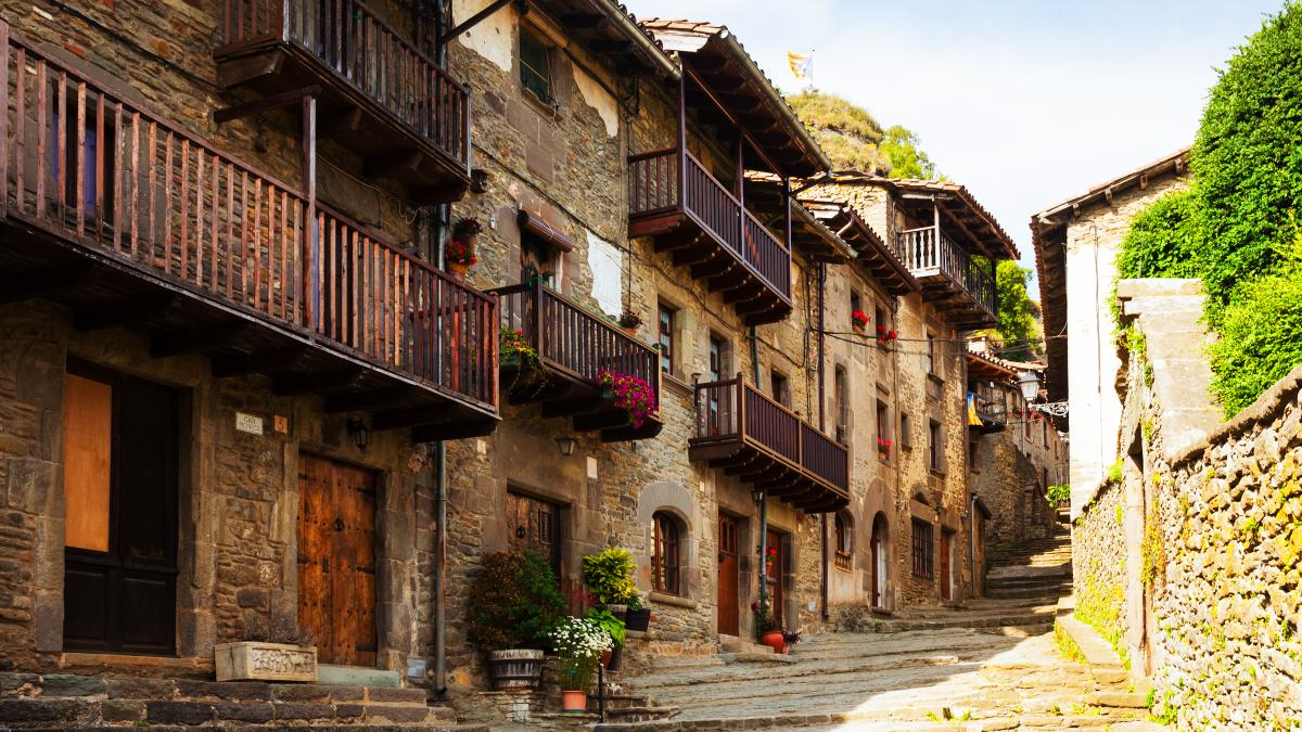Programas de atração de moradores prometem qualidade de vida e até ajuda em moradia e emprego (Fotos: Freepik)