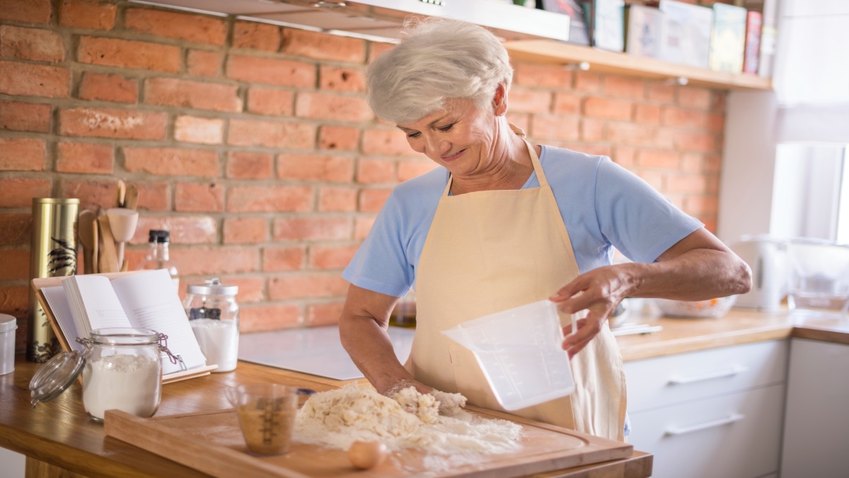 Entre tantos métodos modernos, o velho truque da vovó segue sendo o mais eficiente: embrulhar o pão em um pano de cozinha limpo