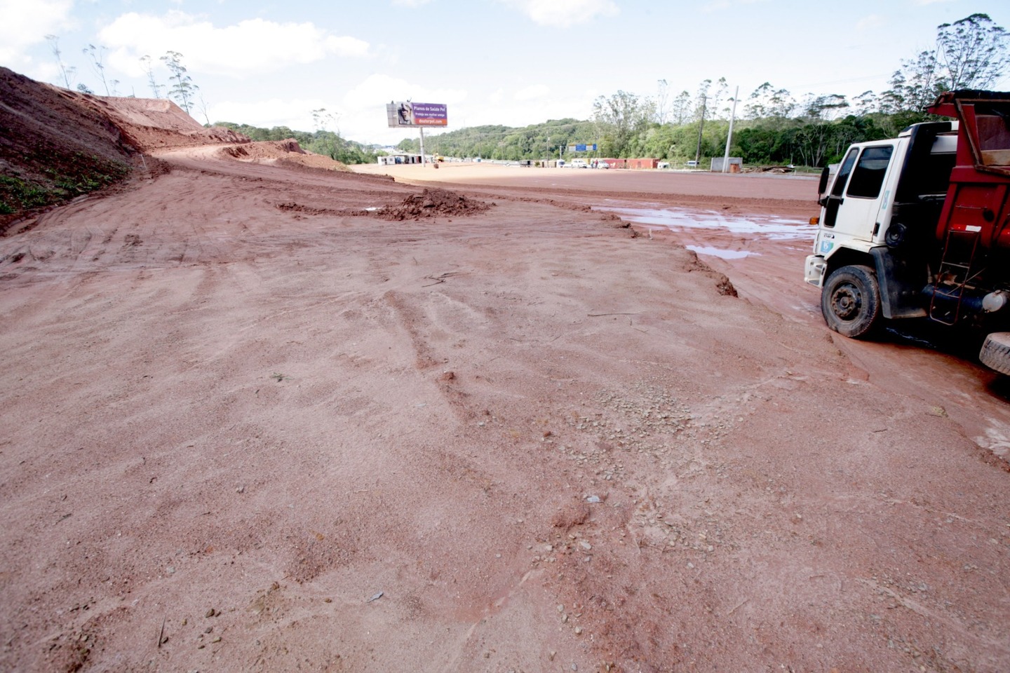 Obra chama a atenção de quem passa pela rodovia, mas ainda está em fase inicial.