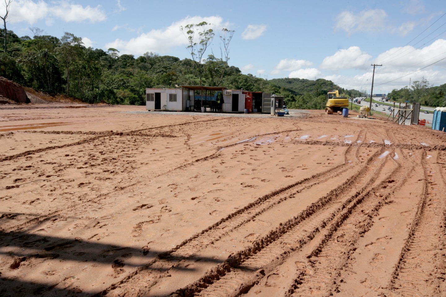 Questionada, a Ecovias não respondeu às perguntas solicitadas nem sobre quem cuida do empreendimento, assim como qualquer informação sobre a construção na área de concessão.