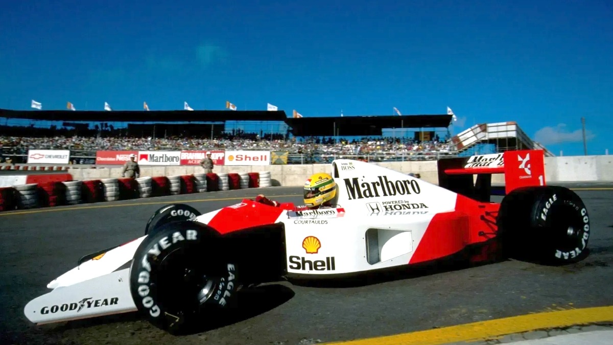 Senna precisou de ajuda para sair do carro após a corrida devido a cãibras musculares | Divulgação/RM Sotheby's