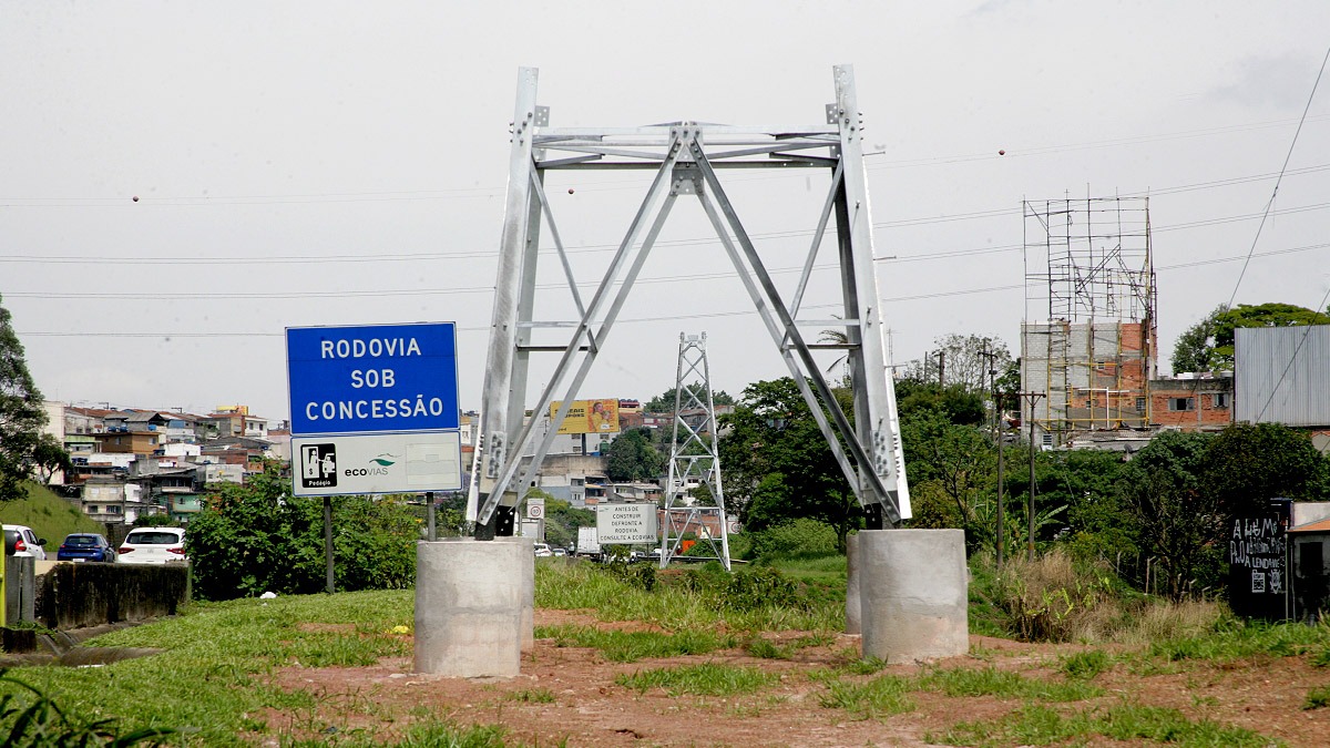 As torres são de transmissão de energia elétrica e estão no local há algum tempo.