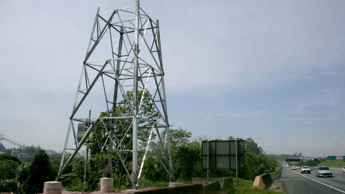 Em pesquisa realizada pela Gazeta, essas torres auxiliam no fornecimento de eletricidade para cidades e indústrias da região, e a rodovia funciona como corredor para essas linhas de alta tensão.
