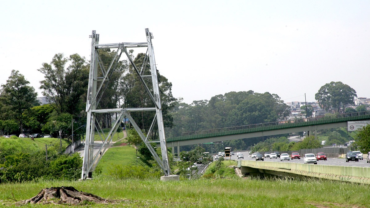 Segundo a Enel Distribuidora, responsável pela energia do local, as torres atenderão a uma nova subestação, que ficará em Diadema, no ABC Paulista.
