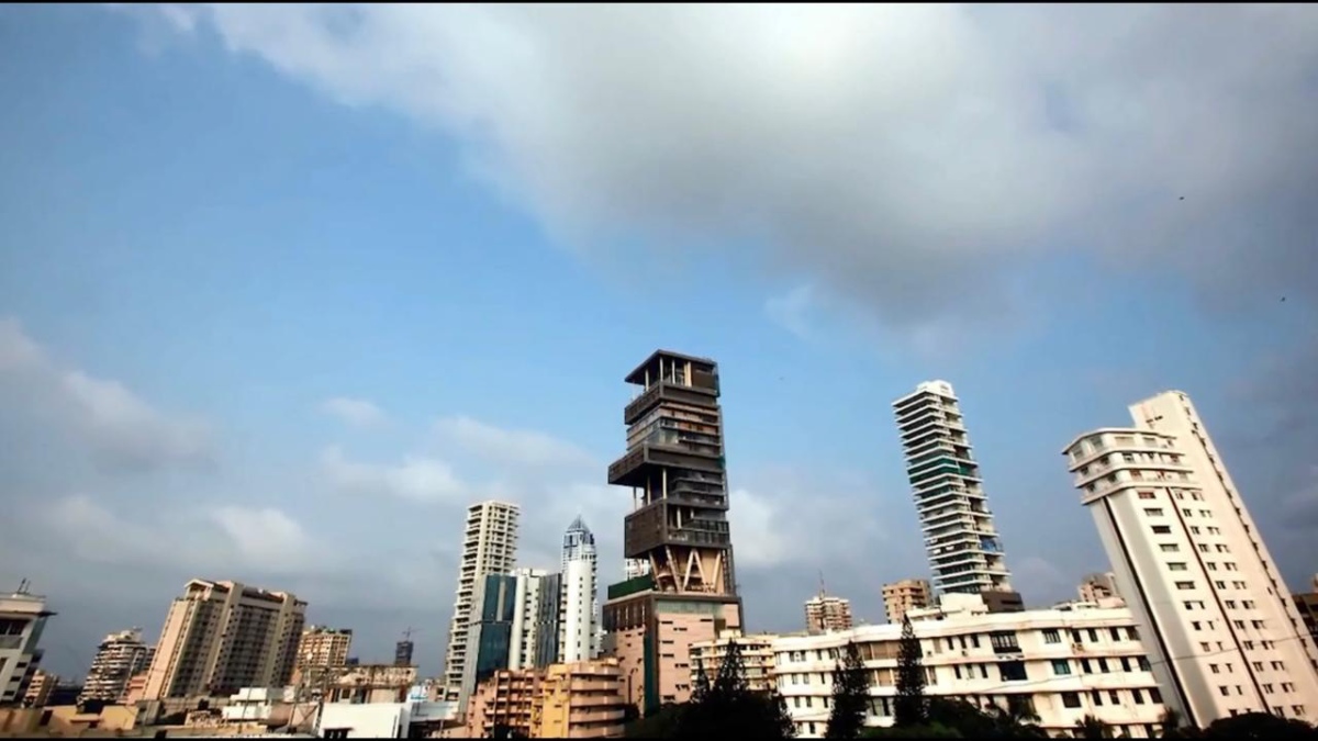 Um dos exemplos mais famosos é o Antilia, em Mumbai, na Índia, um arranha-céu residencial avaliado em torno de US$ 2 bilhões
