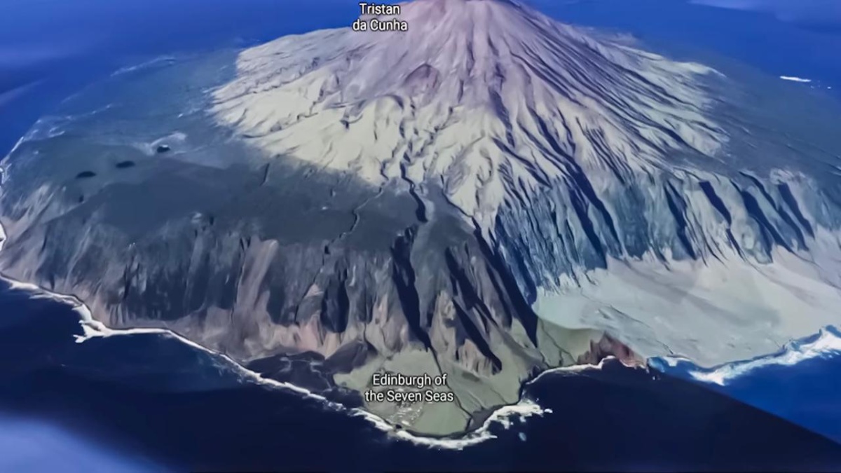 Tristão da Cunha é uma ilha vulcânica com cerca de 98 km², localizada a mais de 2.400 km da costa da África do Sul, o ponto habitado mais distante de qualquer continente