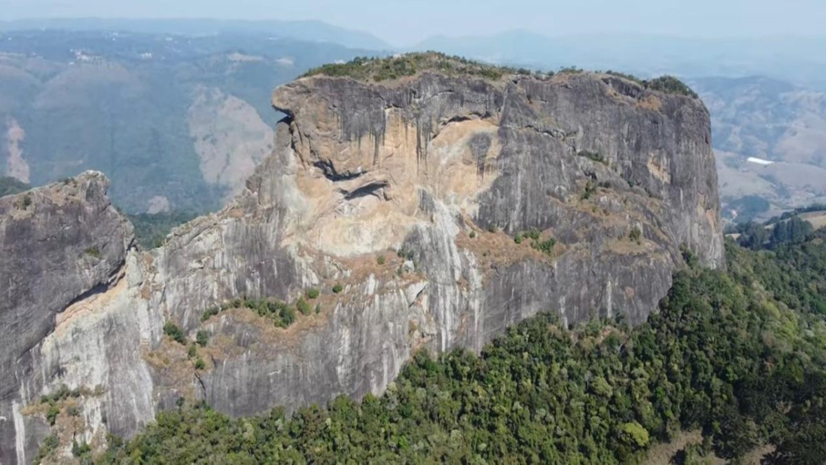 A imponente Pedra do Baú é um dos pontos turísticos mais conhecidos da região, com seus 1.9 mil metros de altitude