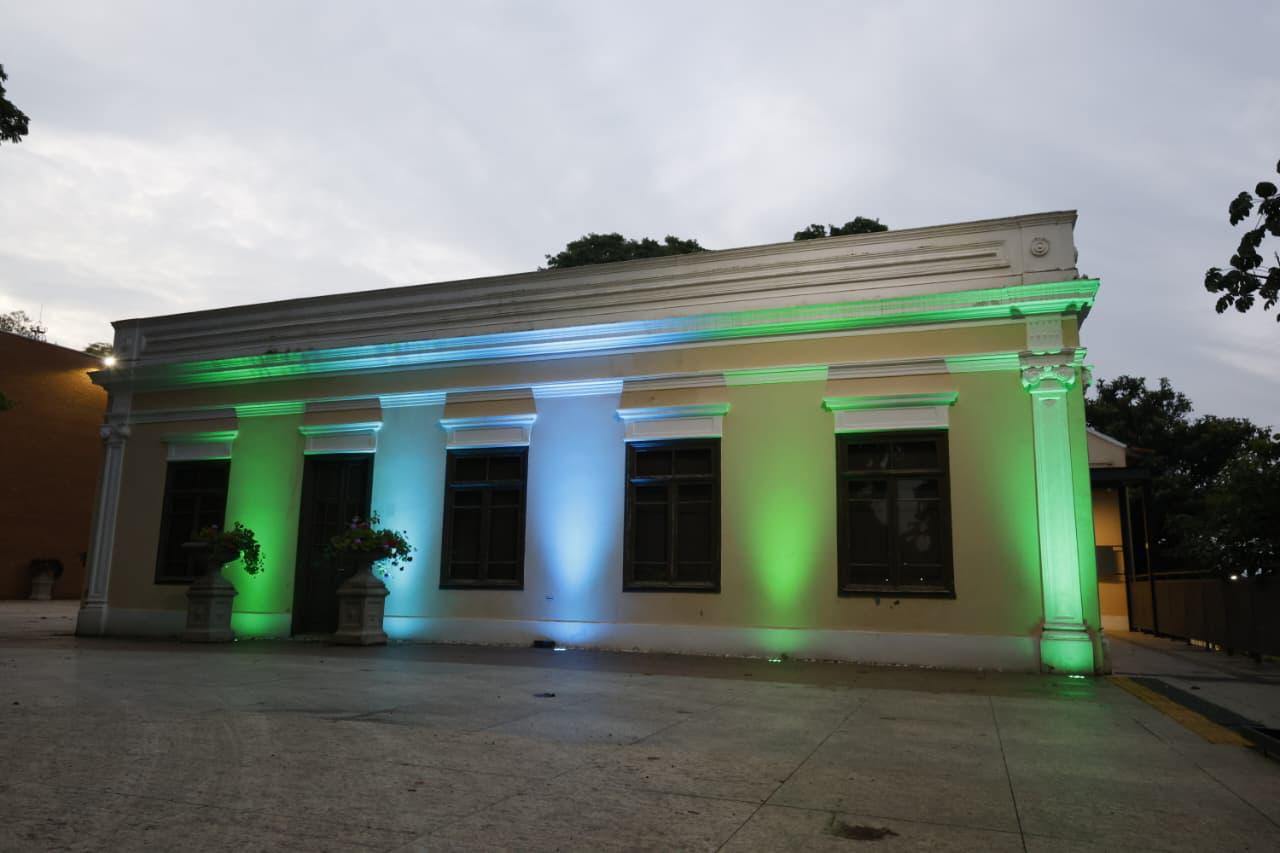 Museu da Vacina do Instituto Butantan, em São Paulo, foi iluminado na cor verde-azulado (teal) como parte do World Cervical Cancer Elimination Day. Foto: Divulgação/Marcelo Navarro