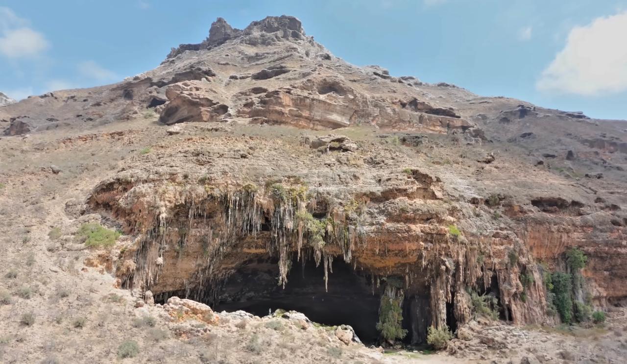 Sua geografia, marcada por dunas brancas, cânions profundos e formações rochosas incomuns, reforça a sensação de estar em um mundo à parte (Fotos: Youtube/Reprodução)
