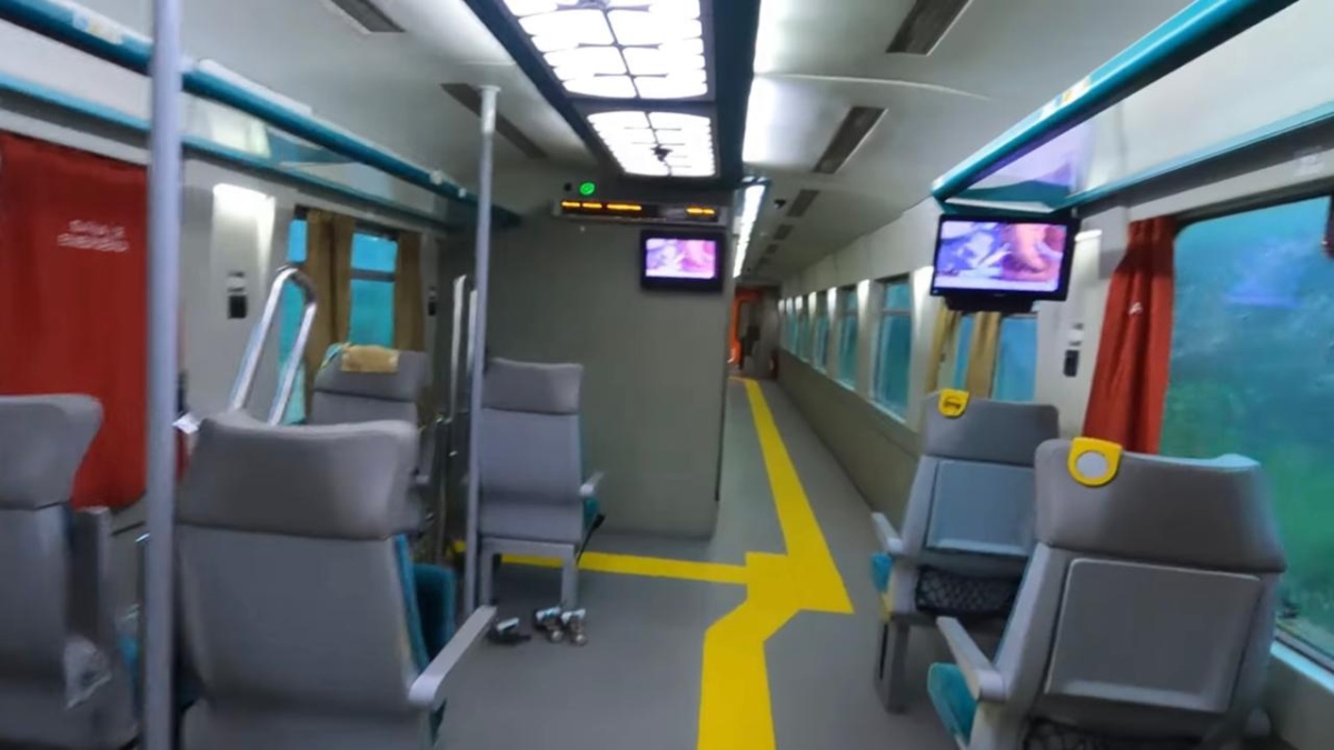 Dentro do trem, a estrutura surpreende: há ar-condicionado em todos os vagões, serviço de bordo, lanchonete, restaurante e até um carro exclusivo para cadeirantes
