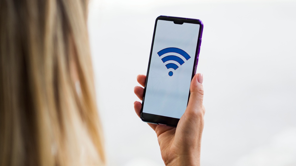 O sinal do roteador precisa "driblar" obstáculos até chegar ao celular, ao notebook ou à TV. Paredes, espelhos, portas, eletrodomésticos e outros dispositivos eletrônicos podem atrapalhar o caminho da rede sem fio e reduzir o alcance do Wi-Fi.