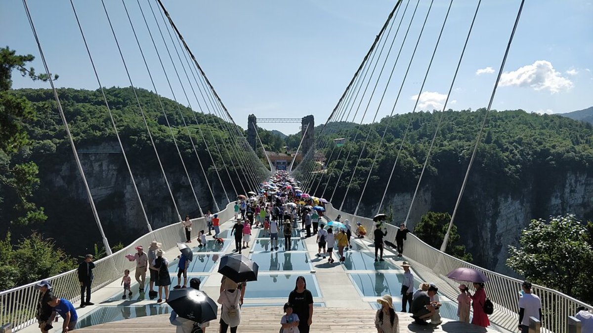 Caminhar pela ponte de vidro é, para muitos visitantes, o jeito mais próximo de 'flutuar' sobre as montanhas (Foto: Sunyiming/Wikimedia Commons)