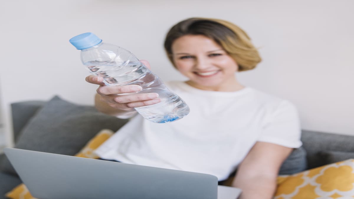 Análises laboratoriais revelaram alta concentração de microplástico na água mineral - Freepik