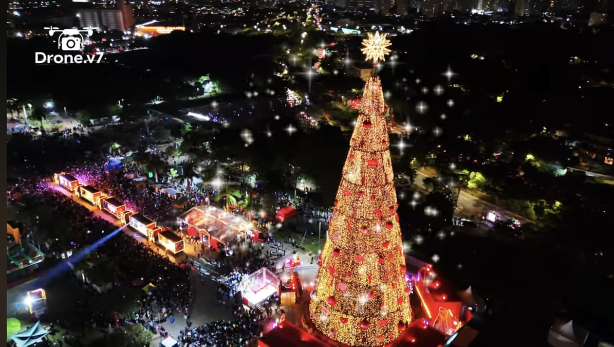 A árvore de natal é a principal atração do evento, em especial à noite. - Reprodução/YouTube