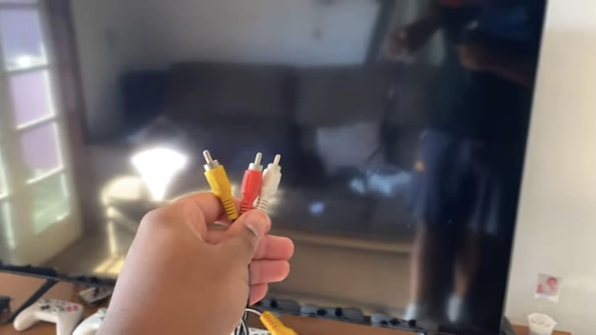 Após o cabo RCA é plugado no adaptador, em entrada se converte em HDMI - Reprodução/YouTube