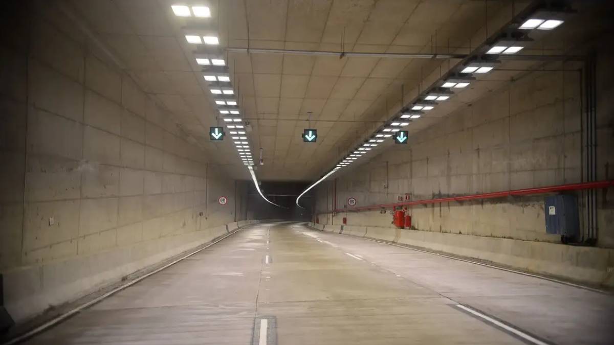 O sistema é formado por duas galerias paralelas. A galeria Mar, no sentido Caju Ponte Rio-Niterói, tem 3.382 metros. A galeria Continente, no sentido Aterro/Vila Olímpica Zona Sul, mede 3.370 metros. Cada uma conta com três faixas, totalizando seis pistas. Foto: Tomaz Silva/Agência Brasil