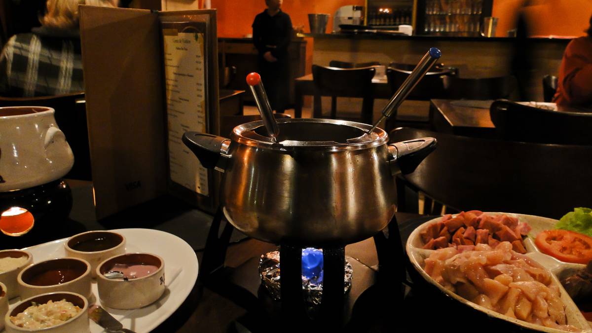 A alta gastronomia paulistana brilha no cenário internacional com 17 restaurantes reconhecidos pelo Guia Michelin Rio & São Paulo 2025. O compromisso com o futuro também é destaque já que casas icônicas como A Casa do Porco, Tuju e D.O.M. receberam a Estrela Verde por aliarem excelência no prato com responsabilidade socioambiental. Fotos: Wikimedia Commons