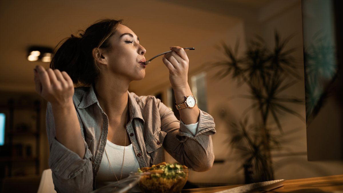 Aproveitar pequenas coisas como uma boa refeição é uma chave para a felicidade (Fotos: Freepik)