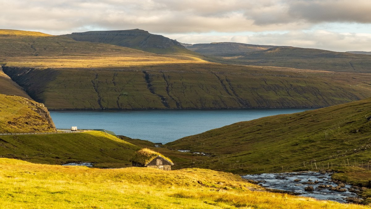 O fenômeno combina efeitos das placas tectônicas do derretimento acelerado da camada de gelo e até consequências remanescentes da última era glacial tudo ao mesmo tempo