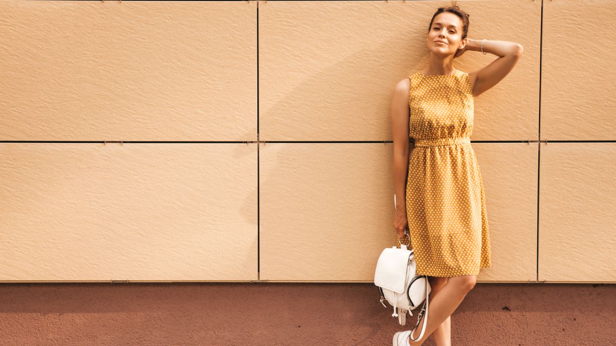 O amarelo é frequentemente associado à alegria, mas versões muito pálidas ou desbotadas podem parecer "apagadas" e menos alinhadas a metas de entusiasmo, prosperidade e vigor.